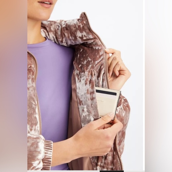 NWOT Fabletics Wander crushed velvet cropped puffer - Picture 3 of 11